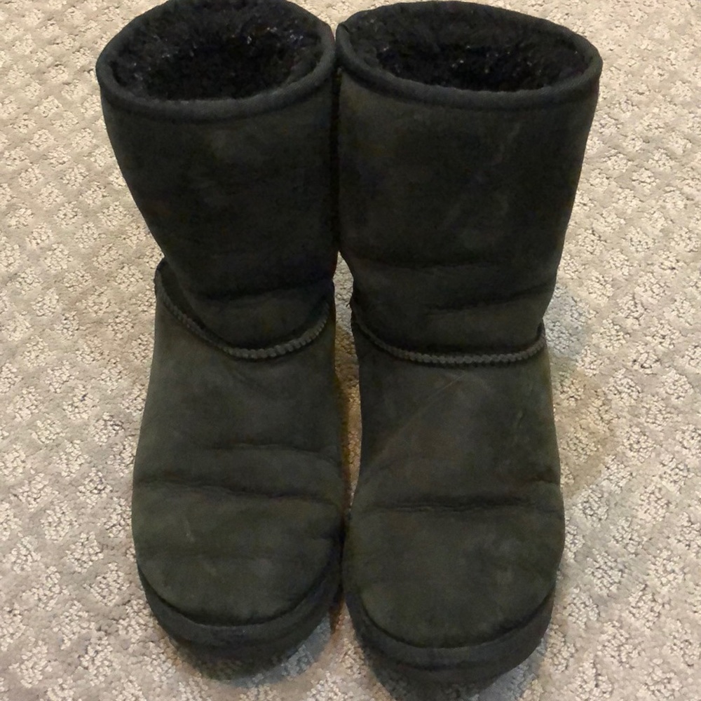 Black kid sized 6 ugg boots